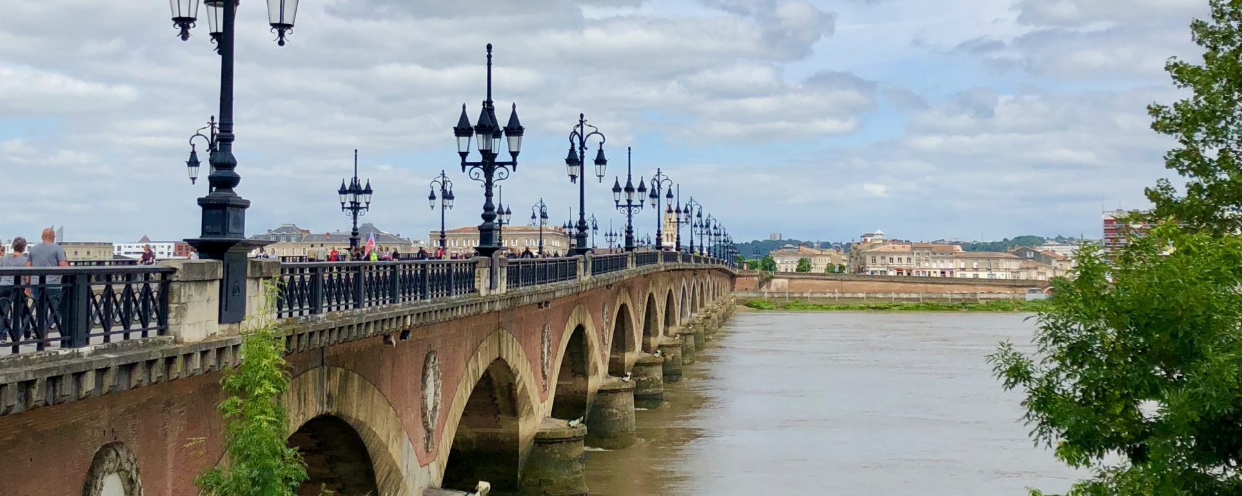 VIeux pont de Bordeaux au-dessus de la Garonne, France