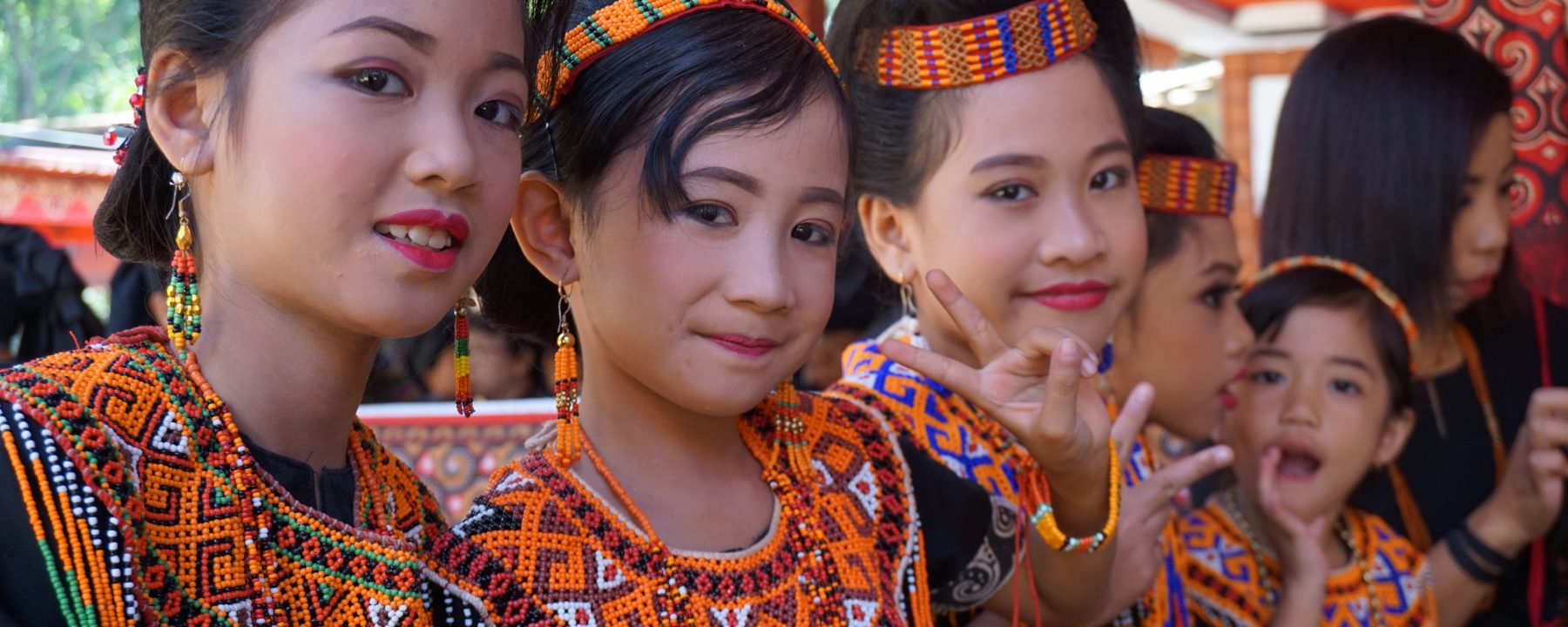 Les petites filles du défunt, maquillées et coiffées, vêtues de l'habit traditionnel.