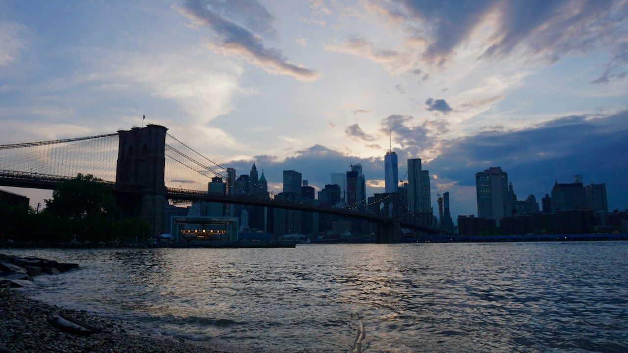 Magnifique coucher de soleil depuis Brooklyn DUMBO avec vue sur lower Manhattan et le Brooklyn Bridge New York