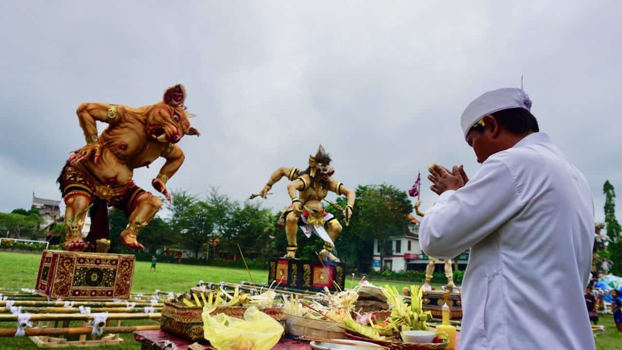 Balinais fait des offrandes aux Ogoh Ogoh pendant le jour du silence Nyepi
